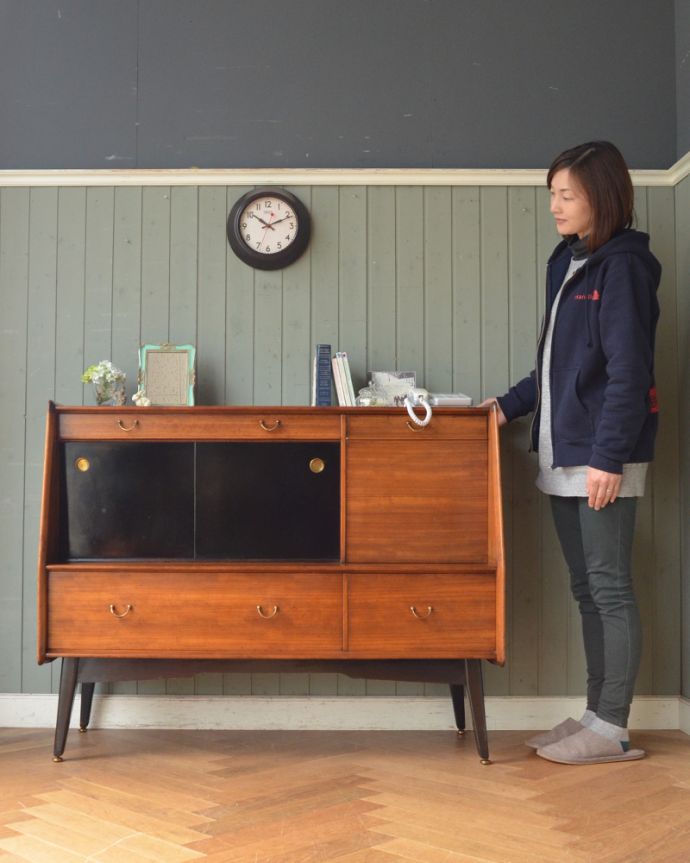 G-PLAN(Gプラン)　アンティーク家具　G-planのリビングサイドボード、トラー&ブラックシリーズのヴィンテージ家具。脚があるので軽やかな印象です。(x-933-f)