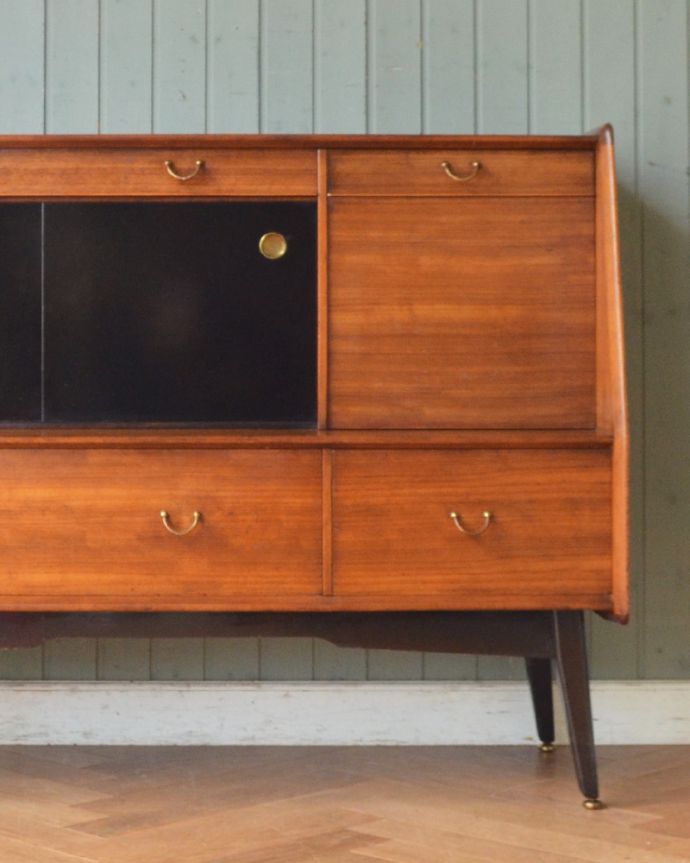 G-PLAN(Gプラン)　アンティーク家具　G-planのリビングサイドボード、トラー&ブラックシリーズのヴィンテージ家具。閉じてあるときはスッキリシンプルな外見。(x-933-f)