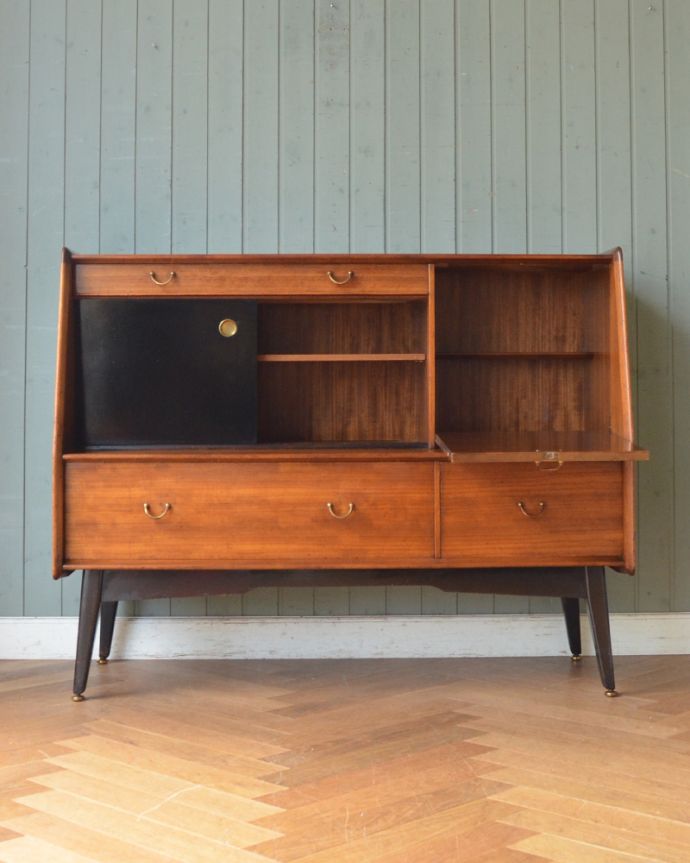 G-PLAN(Gプラン)　アンティーク家具　G-planのリビングサイドボード、トラー&ブラックシリーズのヴィンテージ家具。扉の奥はたっぷり収納。(x-933-f)