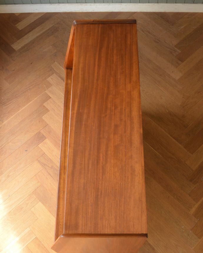 G-PLAN(Gプラン)　アンティーク家具　G-planのリビングサイドボード、トラー&ブラックシリーズのヴィンテージ家具。天板もキレイに塗装を仕上げました。(x-933-f)