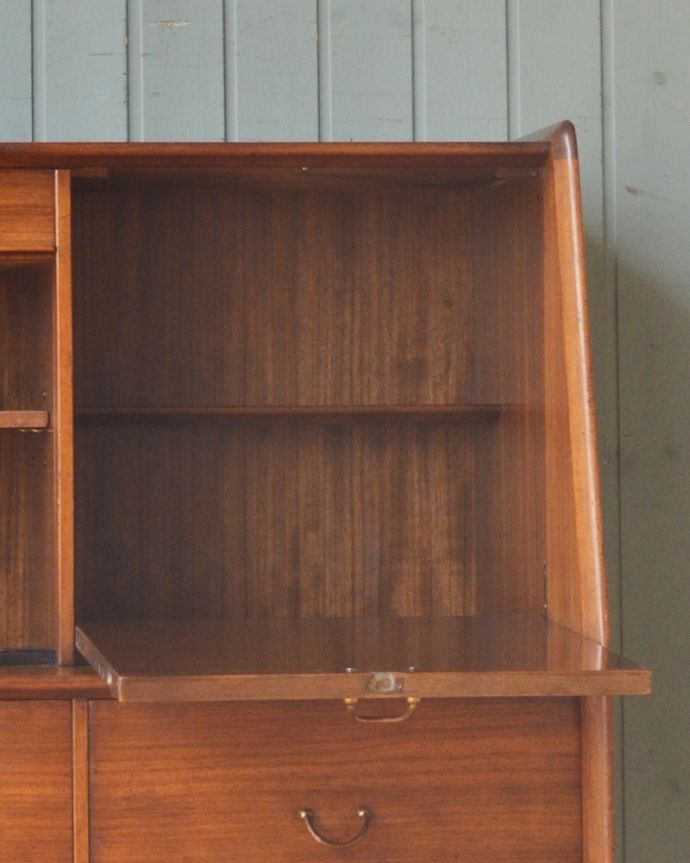 G-PLAN(Gプラン)　アンティーク家具　G-planのリビングサイドボード、トラー&ブラックシリーズのヴィンテージ家具。向かって右の扉を開くと、カウンターテーブルのように使うことができます。(x-933-f)