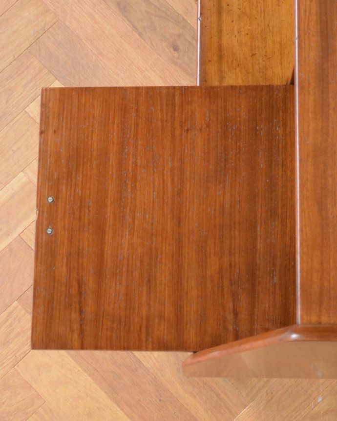 G-PLAN(Gプラン)　アンティーク家具　G-planのリビングサイドボード、トラー&ブラックシリーズのヴィンテージ家具。椅子を持ってきたらパソコンデスクに早変わり！木目もとても綺麗です。(x-933-f)