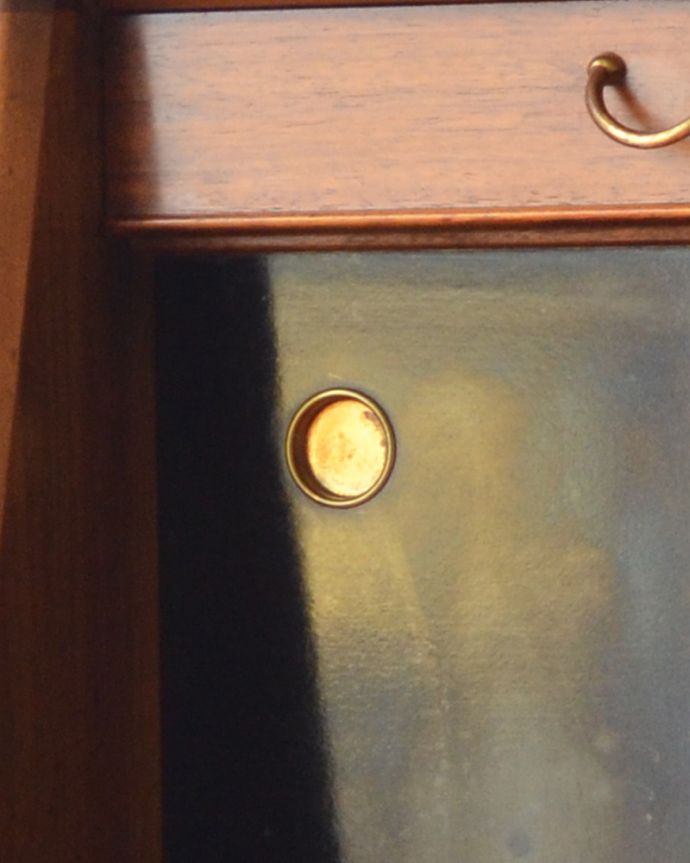 G-PLAN(Gプラン)　アンティーク家具　G-planのリビングサイドボード、トラー&ブラックシリーズのヴィンテージ家具。引き出しの取っ手もお揃いのゴールドカラーです。(x-933-f)