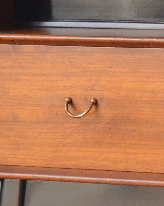 G-PLAN(Gプラン)　アンティーク家具　G-planのリビングサイドボード、トラー&ブラックシリーズのヴィンテージ家具。可愛いゴールドの取っ手です。(x-933-f)