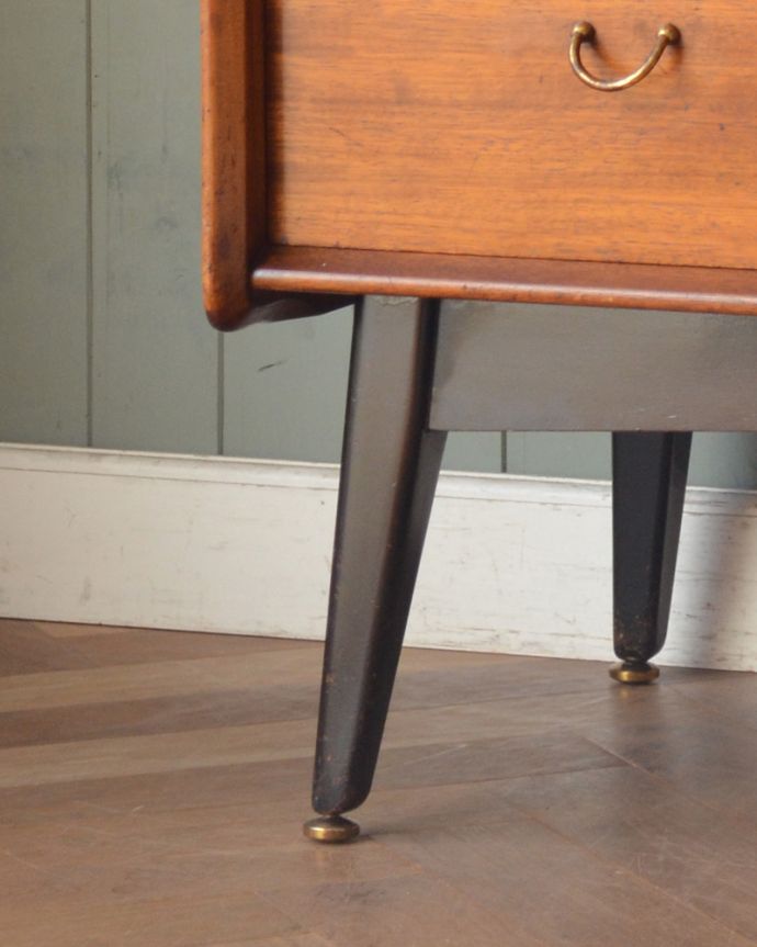 G-PLAN(Gプラン)　アンティーク家具　G-planのリビングサイドボード、トラー&ブラックシリーズのヴィンテージ家具。きちんと支えます。(x-933-f)