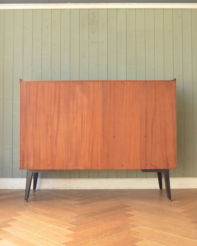 G-PLAN(Gプラン)　アンティーク家具　G-planのリビングサイドボード、トラー&ブラックシリーズのヴィンテージ家具。アンティークは新品ではないので、もちろん経年変化によるキズはありますが、専門の職人が目立たないようキレイにお直しをしているので、後姿までキレイです。(x-933-f)