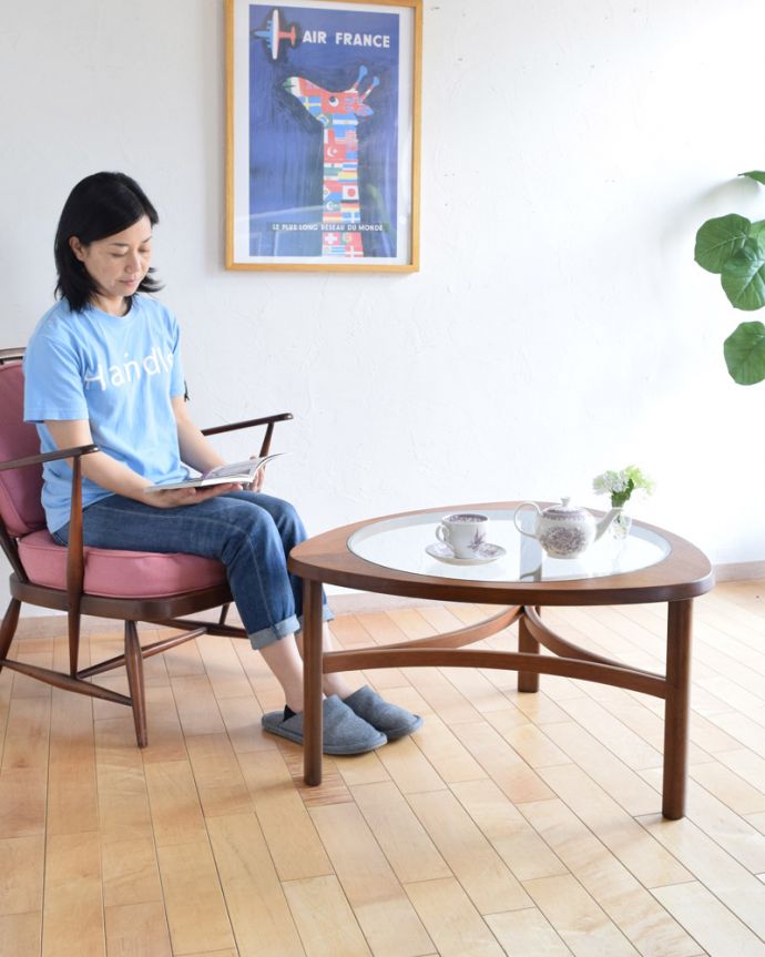 アンティークのテーブル アンティーク家具 ネイサン社の北欧インテリア、ガラス天板のヴィンテージコーヒーテーブル。女性っぽいシンプルさがカッコいい北欧テイスト天板がガラスなので女性から見てもバツグンの使いやすさ。(x-937-f)