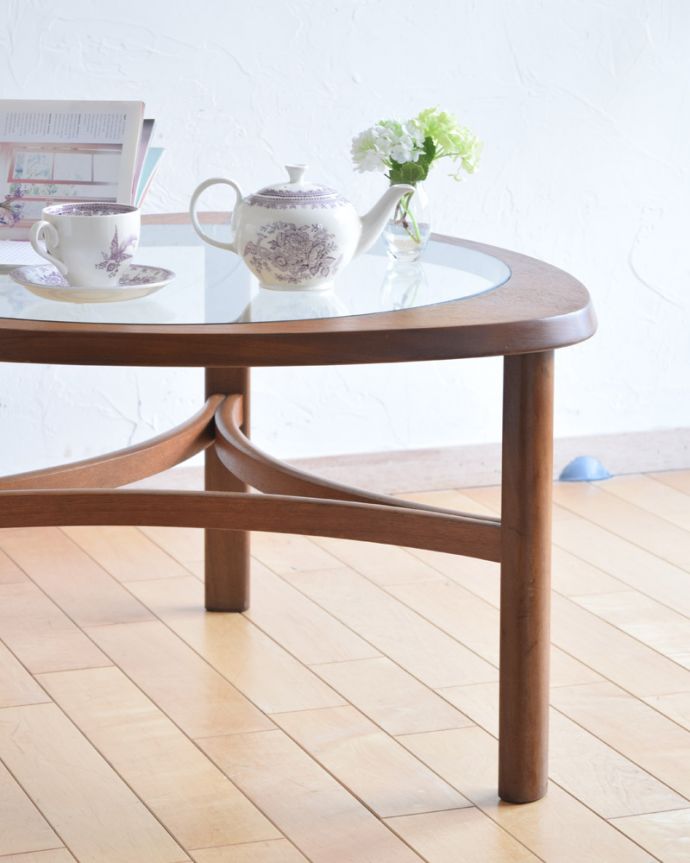 アンティークのテーブル アンティーク家具 ネイサン社の北欧インテリア、ガラス天板のヴィンテージコーヒーテーブル。木×ガラスが作り出すクールな優しさあたたかい木材の上にクールなガラス天板を乗せたシンプルなデザインは、見た目だけじゃなく使い勝手もバツグン。(x-937-f)