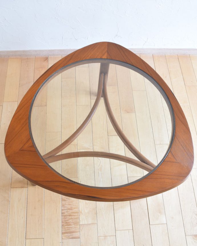 アンティークのテーブル アンティーク家具 ネイサン社の北欧インテリア、ガラス天板のヴィンテージコーヒーテーブル。上から見るとこんな感じ。(x-937-f)