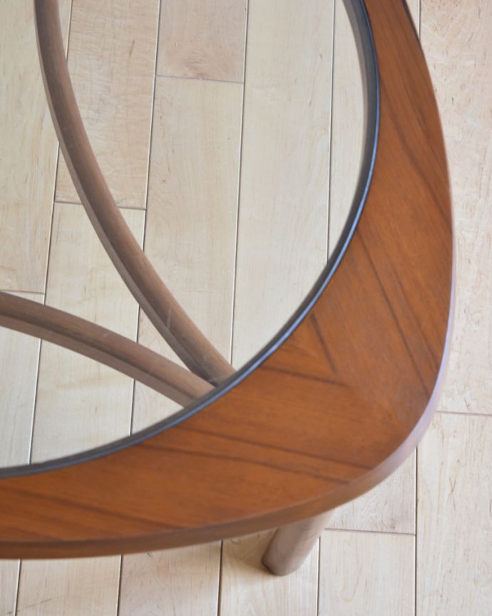 アンティークのテーブル アンティーク家具 ネイサン社の北欧インテリア、ガラス天板のヴィンテージコーヒーテーブル。天板を近くで見てみると・・・こんな感じでとってもキレイです!気になる方には新しいガラス天板に取り替えてお届けします。(x-937-f)