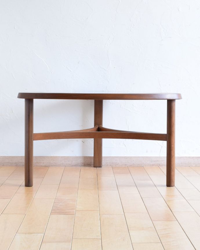 アンティークのテーブル アンティーク家具 ネイサン社の北欧インテリア、ガラス天板のヴィンテージコーヒーテーブル。横から見てもカッコイイ北欧スタイルの家具はデザインがステキだから、横から見た姿も絵になるカッコよさ!。(x-937-f)