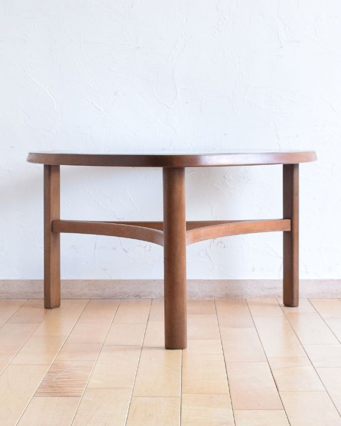 アンティークのテーブル アンティーク家具 ネイサン社の北欧インテリア、ガラス天板のヴィンテージコーヒーテーブル。見る角度によって見え方が違う…ヴィンテージなので、もちろん経年変化によるキズはありますが、専門の職人がしっかり修復しているので安心さが違います。(x-937-f)