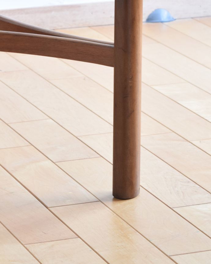 アンティークのテーブル アンティーク家具 ネイサン社の北欧インテリア、ガラス天板のヴィンテージコーヒーテーブル。女性1人でラクラク運べちゃう仕掛けHandleのアンティークは、脚の裏にフェルトキーパーをお付けしています。(x-937-f)