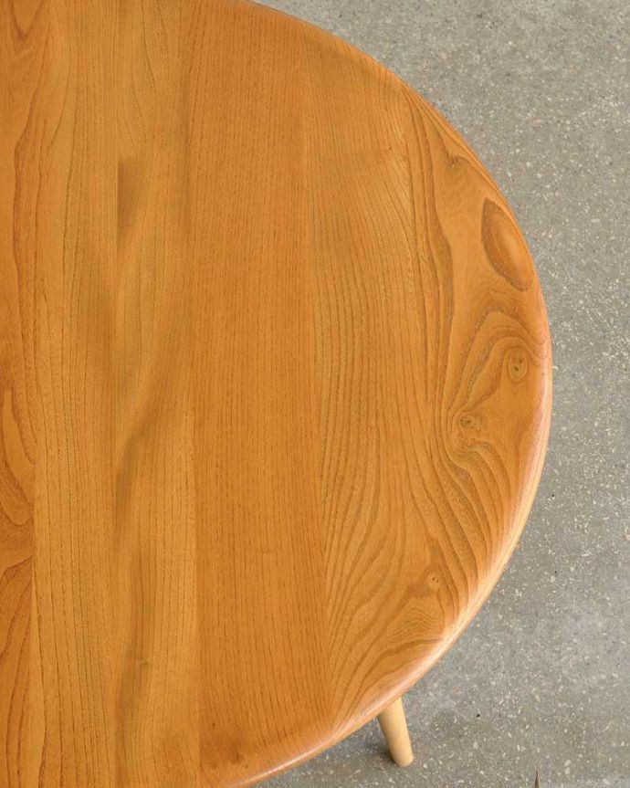 アンティークのテーブル　アンティーク家具　アーコールのヴィンテージ家具、シンプルなコーヒーテーブル 。アーコールらしさのヒミツ優しく角がとってあるテーブル。(x-942-f)