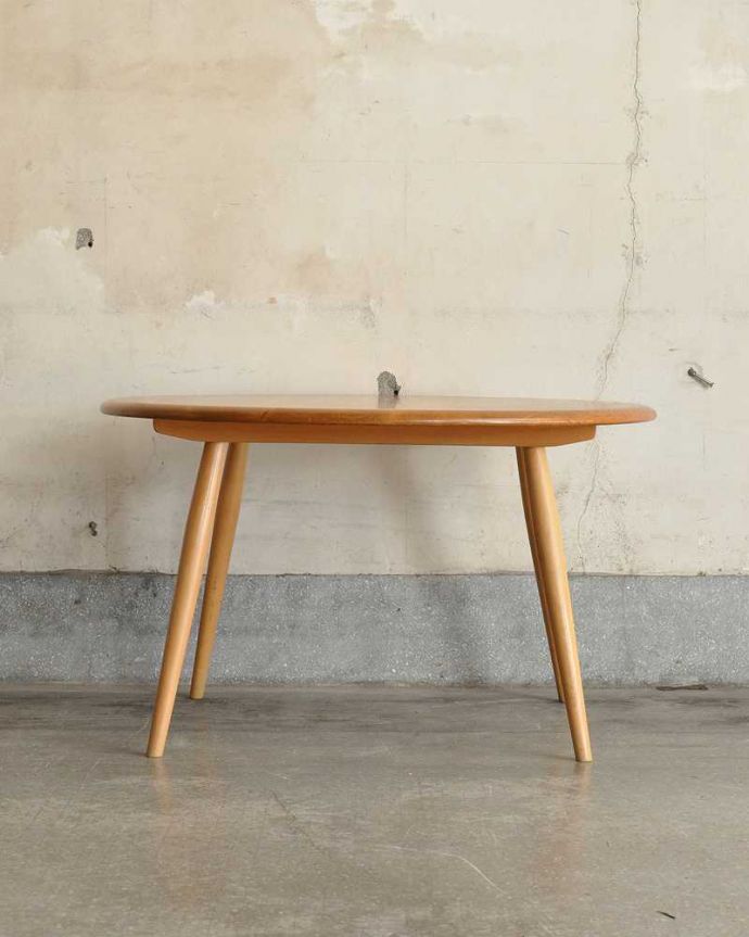 アンティークのテーブル　アンティーク家具　アーコールのヴィンテージ家具、シンプルなコーヒーテーブル 。クルッと回転。(x-942-f)