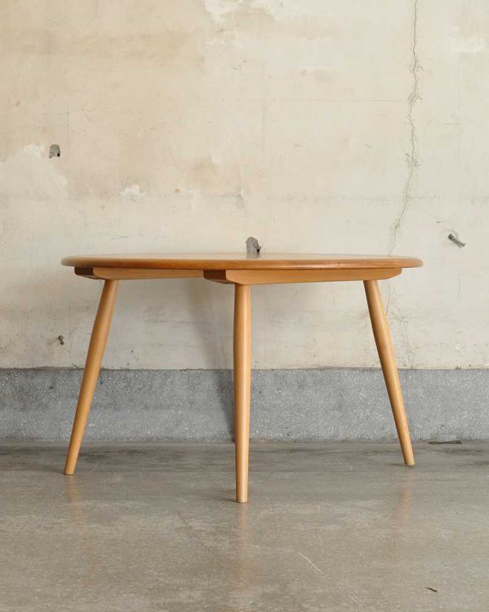 アンティークのテーブル　アンティーク家具　アーコールのヴィンテージ家具、シンプルなコーヒーテーブル 。こっち側もキレイです！アンティークは新品ではないので、もちろん経年変化によるキズはありますが、専門の職人がきちんとお直しをしているので360度どの角度もキレイです。(x-942-f)