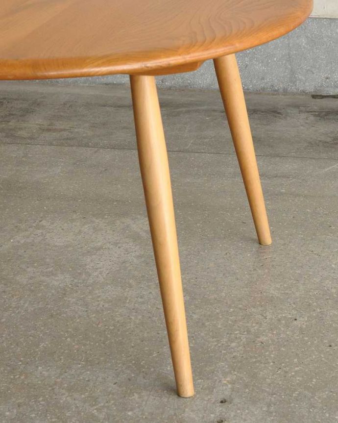 アンティークのテーブル　アンティーク家具　アーコールのヴィンテージ家具、シンプルなコーヒーテーブル 。引きずっても大丈夫アーコールは軽いので簡単に持ち運び出来ますが、Handleのアンティークの脚の裏にはフェルトキーパーをお付けしていますので、床を滑らせても移動が出来ます。(x-942-f)