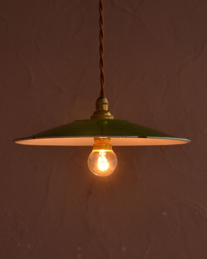 照明・ライティング　ランプシェード　ほっこりあたたかい雰囲気ホウロウで出来たアンティークのシェードは、ほっこりとあたたかい雰囲気が人気です。(x-942-z)