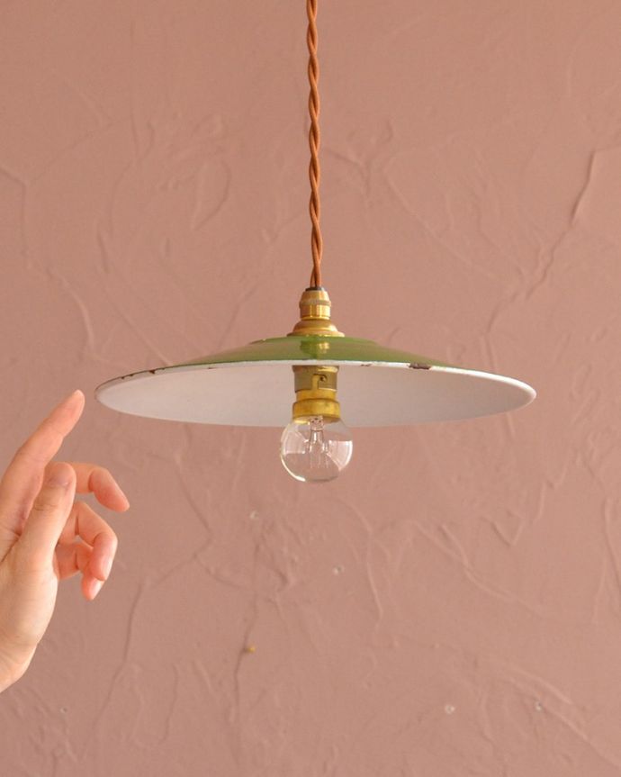 照明・ライティング　ランプシェード　一点ものの魅力アンティークのホウロウには、必ずチップと言うガラス質が欠けた部分があります。(x-942-z)