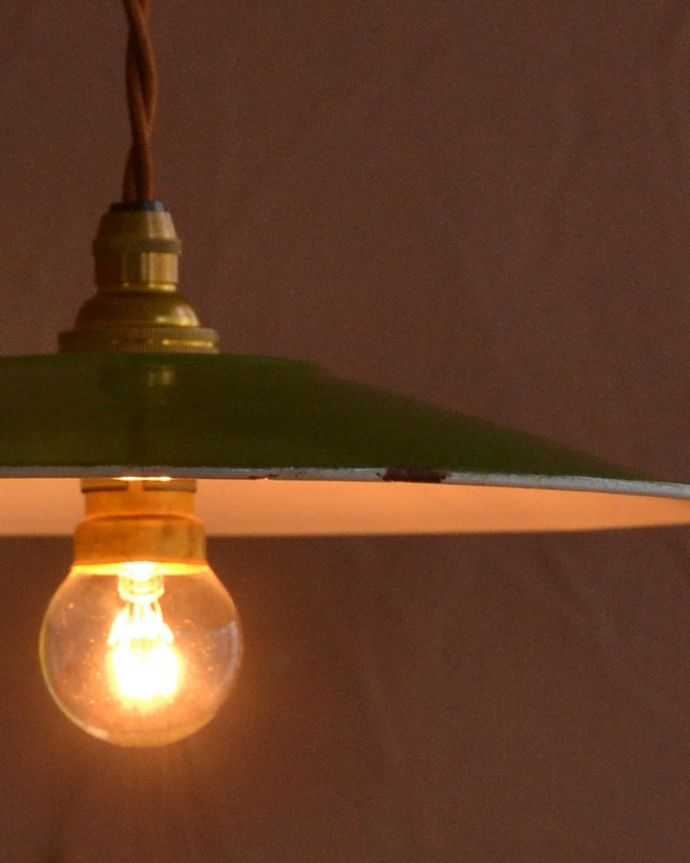 照明・ライティング　ランプシェード　キレイなものを選んできましたアンティークのホウロウには必ずチップが入っていますが、キレイなものを選んできました。(x-942-z)