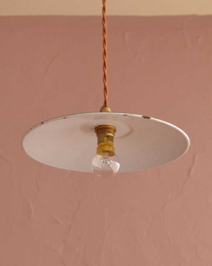 照明・ライティング　ランプシェード　下から見上げると･･･実際に取り付けてカウンターやダイニングの下からのぞくとこんな感じです。(x-942-z)