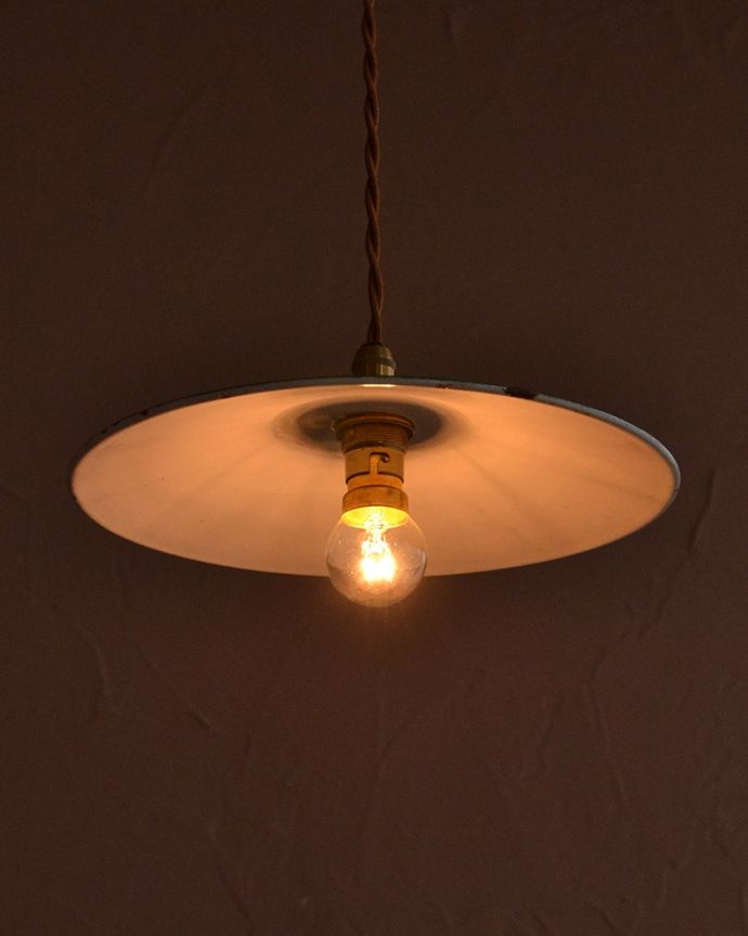 照明・ライティング　ランプシェード　夜になると･･･ふわっとした優しい灯りで周りを包み込んでくれます。(x-942-z)