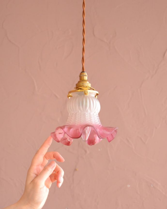 照明・ライティング ランプシェード 一点ものの魅力小さなペンダントライトは、取り付けやすく灯りが付いていない時も目立つ存在で、まさにお部屋の中のアクセサリーです。(x-944-z)