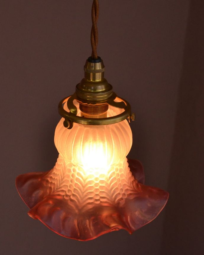 照明・ライティング ランプシェード 取り付け金具は日本仕様シェードはアンティークですが、取り付け金具は日本仕様の新しいものです。(x-944-z)