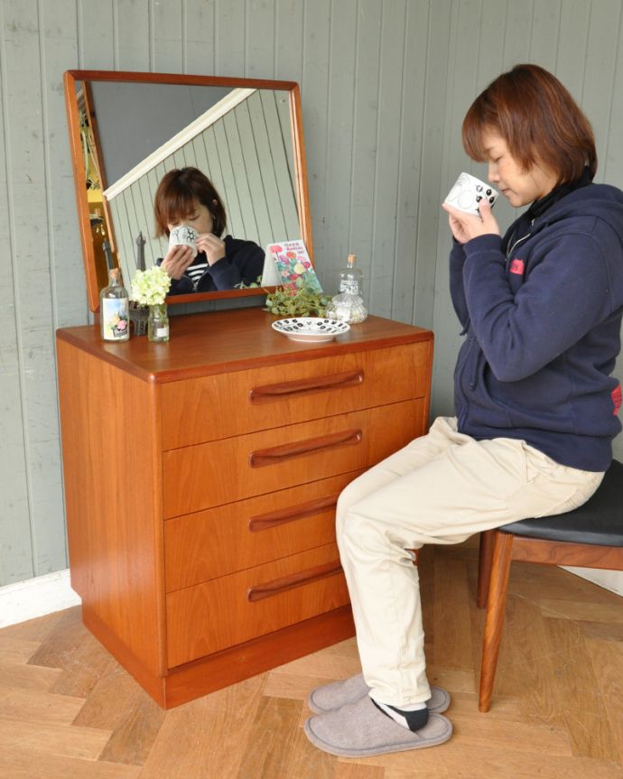 G-PLAN(Gプラン) アンティーク家具 G-planのチェスト(ドレッサー)、ヴィンテージの北欧インテリア。自分だけの時間がカッコよく過ごせるカッコよさたっぷり収納できるチェストの上にミラーが乗っている感じのこのスタイルにしてはめずらしいデザインなので、カッコよさだけじゃなく実用的に使える実力派。(x-945-f)