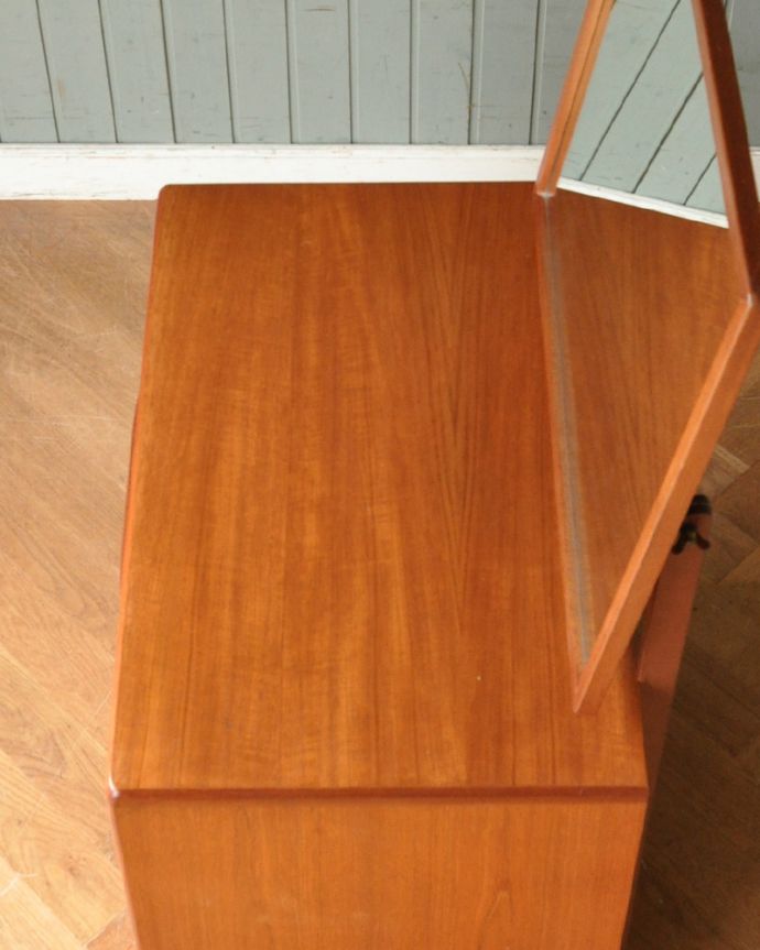 G-PLAN(Gプラン) アンティーク家具 G-planのチェスト(ドレッサー)、ヴィンテージの北欧インテリア。デスクとしても使える広々天板広々とした天板の上はデスクとしても使えるように塗装もキレイに修復しました。(x-945-f)