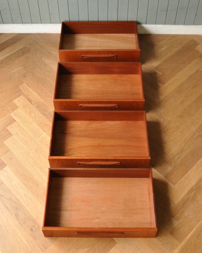 G-PLAN(Gプラン) アンティーク家具 G-planのチェスト(ドレッサー)、ヴィンテージの北欧インテリア。引き出しの中もキレイに修復しました細々としたものを安心して収納していただけるよう引き出しの中もキレイにお直ししてあります。(x-945-f)