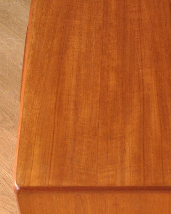 G-PLAN(Gプラン) アンティーク家具 G-planのチェスト(ドレッサー)、ヴィンテージの北欧インテリア。天板の塗装もキレイに仕上げましたヴィンテージの家具は新品ではないのでキズや汚れはありますが、デスクとしても使えるように天板もしっかりキレイに修復しました。(x-945-f)