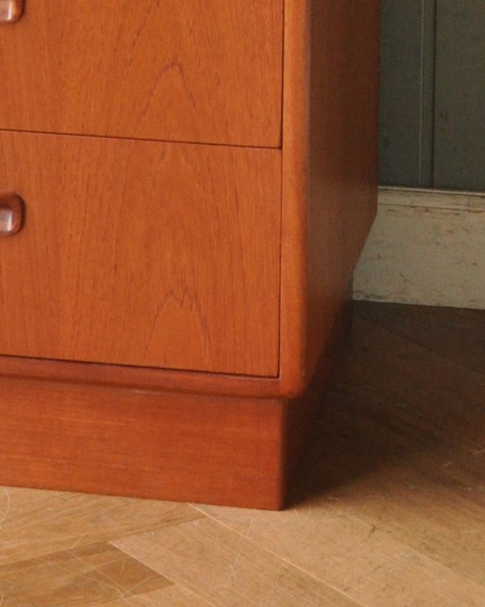 G-PLAN(Gプラン) アンティーク家具 G-planのチェスト(ドレッサー)、ヴィンテージの北欧インテリア。女性1人でラクラク運べちゃう仕掛けHandleのアンティークは、脚の裏にフェルトキーパーをお付けしています。(x-945-f)