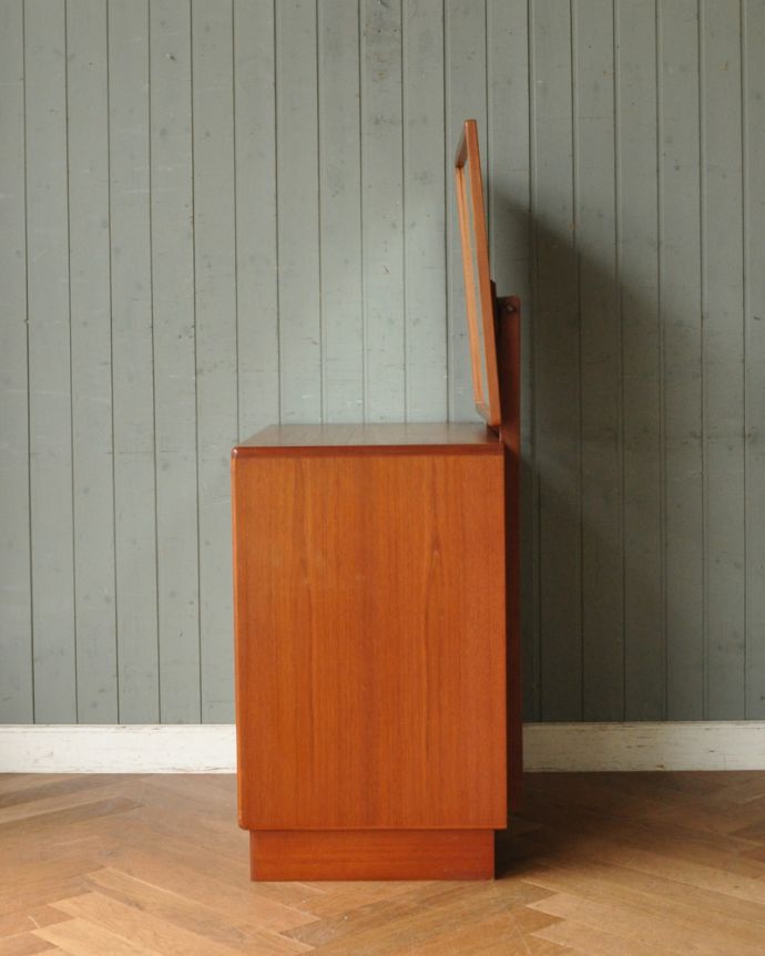 G-PLAN(Gプラン) アンティーク家具 G-planのチェスト(ドレッサー)、ヴィンテージの北欧インテリア。横から見てもカッコいい北欧スタイルの家具は横から見てもクール。(x-945-f)