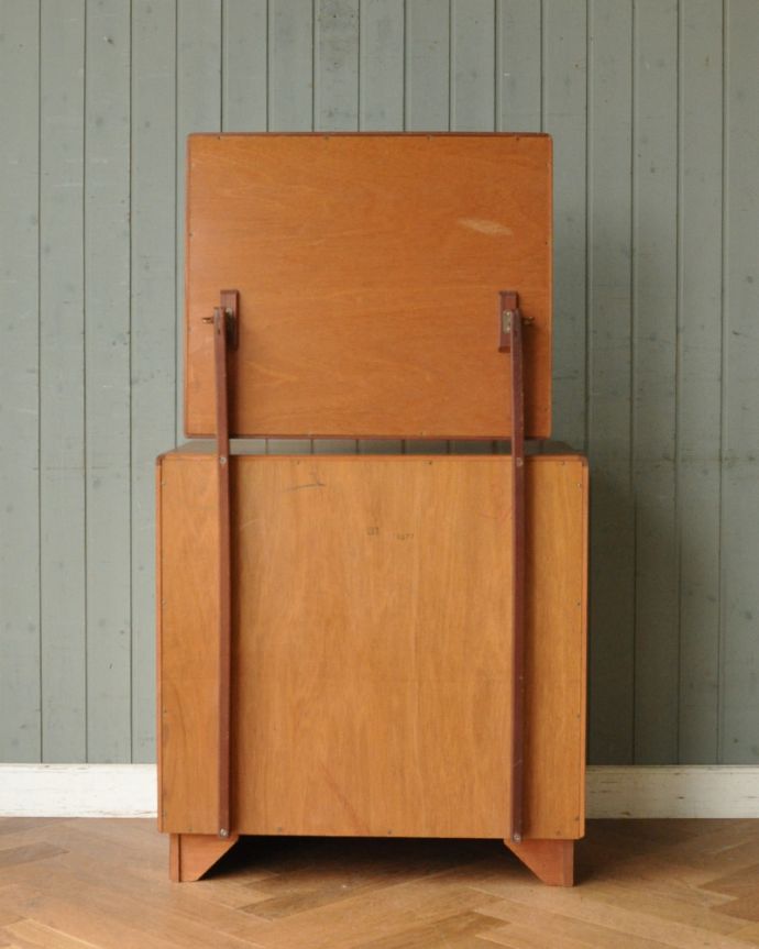 G-PLAN(Gプラン) アンティーク家具 G-planのチェスト(ドレッサー)、ヴィンテージの北欧インテリア。後ろ姿もキレイです。(x-945-f)