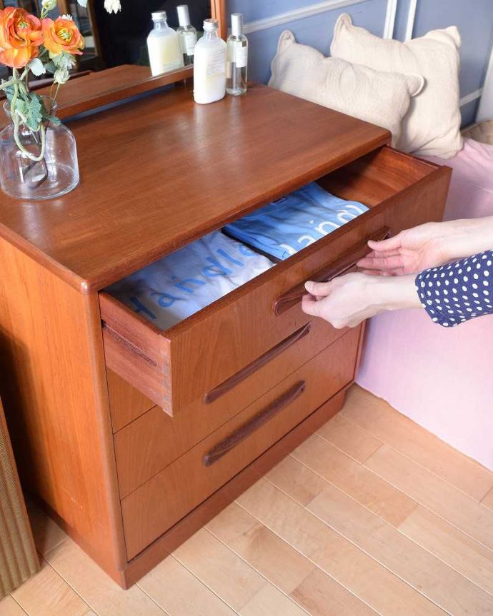 G-PLAN(Gプラン) アンティーク家具 G-planのチェスト(ドレッサー)、ヴィンテージの北欧インテリア。取っ手もデザインの一部デザインの一部になっているカッコいい取っ手。(x-945-f)