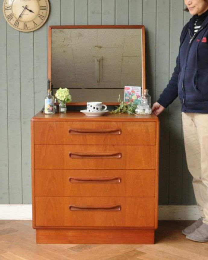 G-PLAN(Gプラン) アンティーク家具 G-planのチェスト(ドレッサー)、ヴィンテージの北欧インテリア。クールに決まる北欧スタイルのドレッサースッキリとシンプルな北欧スタイルのドレッシングチェストは、どんなお部屋にもカッコよく似合います(モデルの身長は157cmです)。(x-945-f)
