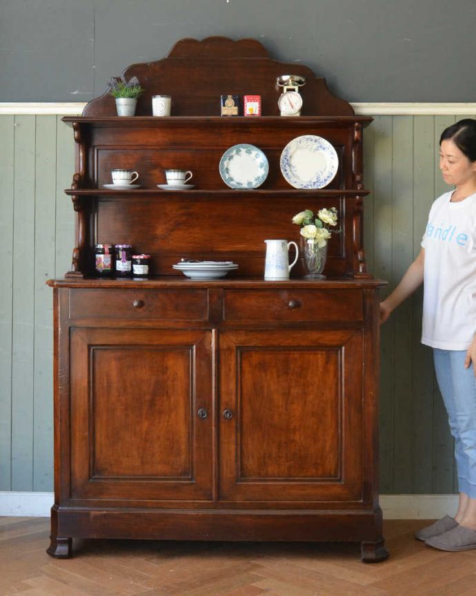 アンティークのキャビネット アンティーク家具 飾り棚、食器棚にも使えるキッチンドレッサー、アンティークの輸入家具。アンティークらしい見せる収納家具ドレッサーとは、オープン棚と収納が一緒になったアンティークらしい家具です。(x-946-f-1)