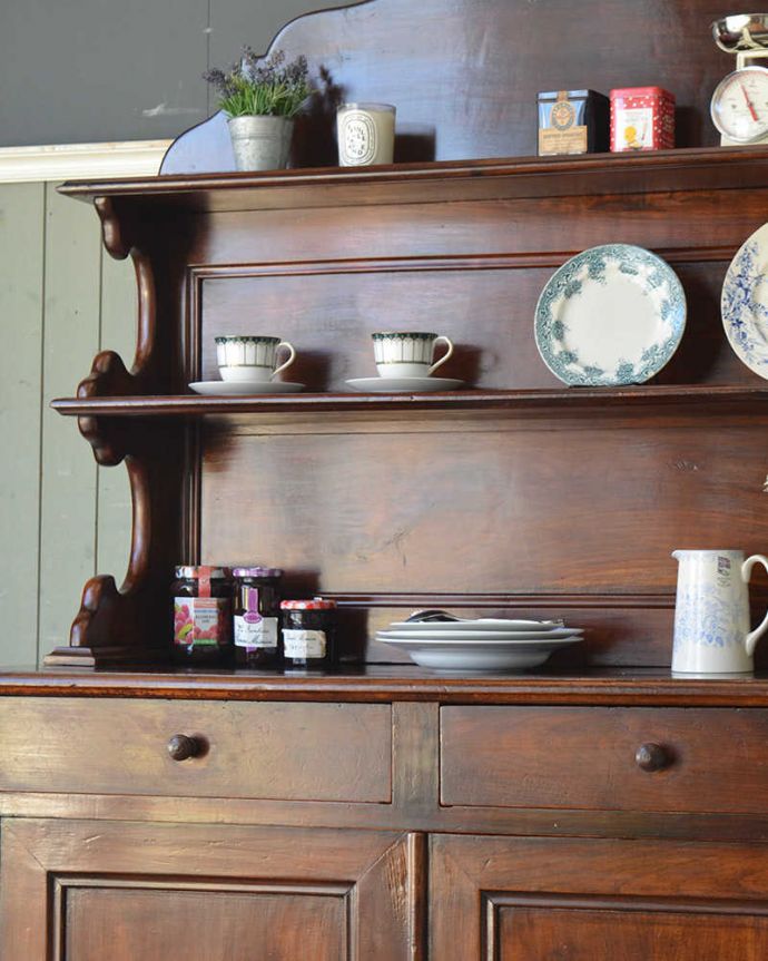 アンティークのキャビネット アンティーク家具 飾り棚、食器棚にも使えるキッチンドレッサー、アンティークの輸入家具。置いたもがステキに見える飾り棚。(x-946-f-1)