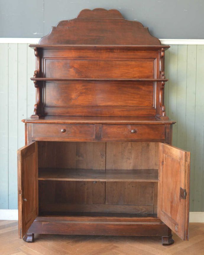 アンティークのキャビネット アンティーク家具 飾り棚、食器棚にも使えるキッチンドレッサー、アンティークの輸入家具。扉を開けると…中が見えない扉の中も、キレイに修復しました。(x-946-f-1)