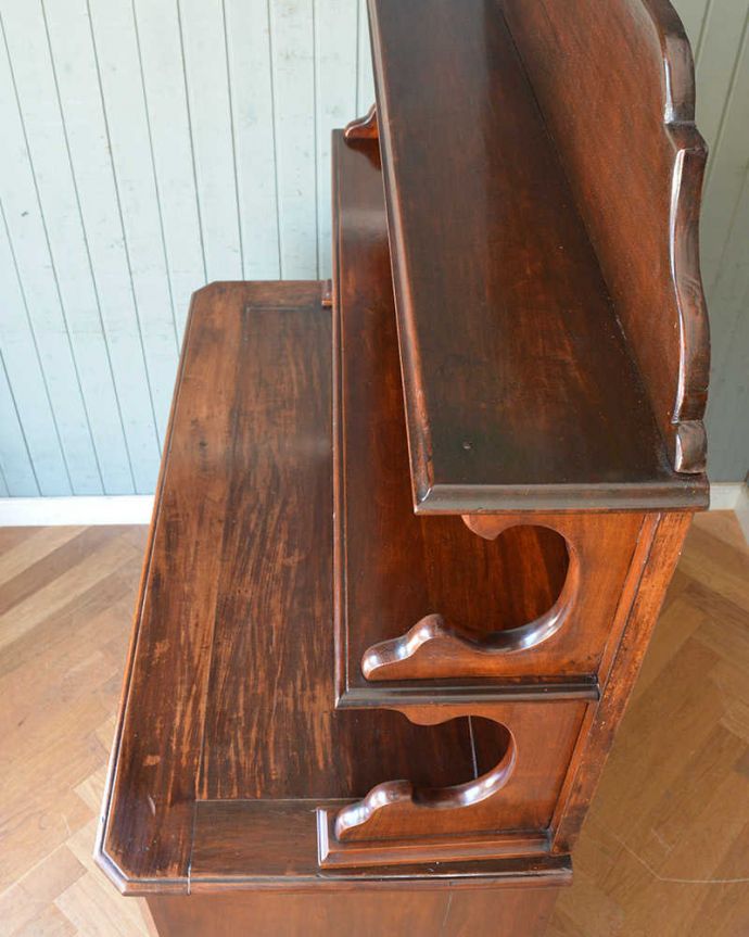 アンティークのキャビネット アンティーク家具 飾り棚、食器棚にも使えるキッチンドレッサー、アンティークの輸入家具。天板部分もキレイに仕上げました。(x-946-f-1)