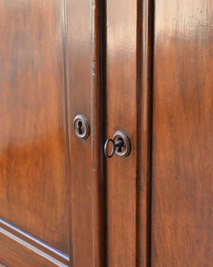 アンティークのキャビネット アンティーク家具 飾り棚、食器棚にも使えるキッチンドレッサー、アンティークの輸入家具。扉を開ける度にワクワクアンティークの鍵を回して開閉する扉。(x-946-f-1)