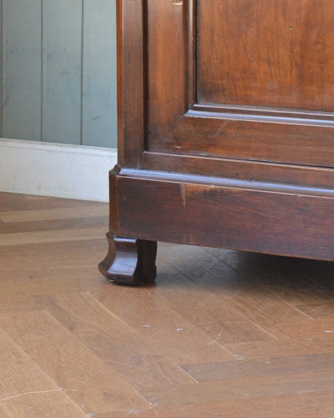 アンティークのキャビネット アンティーク家具 飾り棚、食器棚にも使えるキッチンドレッサー、アンティークの輸入家具。女性1人でもラクに運べちゃうヒミツHandleのアンティークは、脚の裏にフェルトキーパーをお付けしているので、床を滑らせれば女性でも移動がカンタンに出来ます!ご安心下さい。(x-946-f-1)