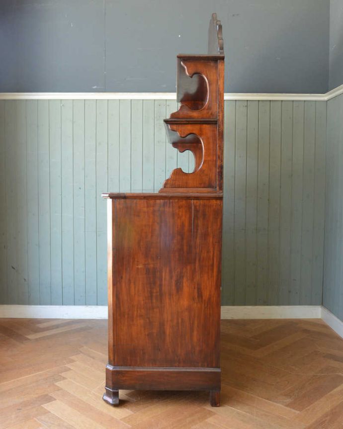 アンティークのキャビネット アンティーク家具 飾り棚、食器棚にも使えるキッチンドレッサー、アンティークの輸入家具。横から見てもステキ横から見るとこんな感じ。(x-946-f-1)