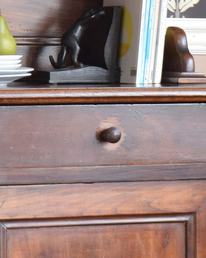 アンティークのキャビネット アンティーク家具 飾り棚、食器棚にも使えるキッチンドレッサー、アンティークの輸入家具。アンティークらしい取っ手ほっこりとした風合いがいい取っ手。(x-946-f-1)