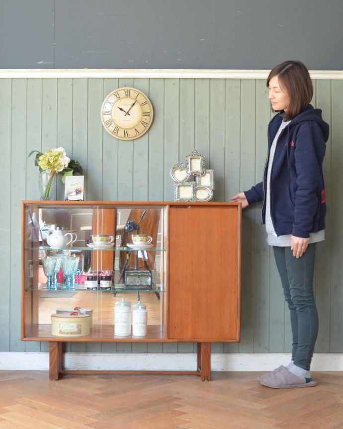 アンティークのキャビネット　アンティーク家具　イギリス輸入の北欧家具、ミラーバックのヴィンテージグラスキャビネット。リビングの電話台にもオススメです。(x-947-f)