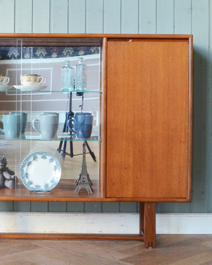 アンティークのキャビネット　アンティーク家具　イギリス輸入の北欧家具、ミラーバックのヴィンテージグラスキャビネット。北欧家具のお部屋にピッタリ！男女ともに人気のシンプルでスタイリッシュなインテリアです。(x-947-f)