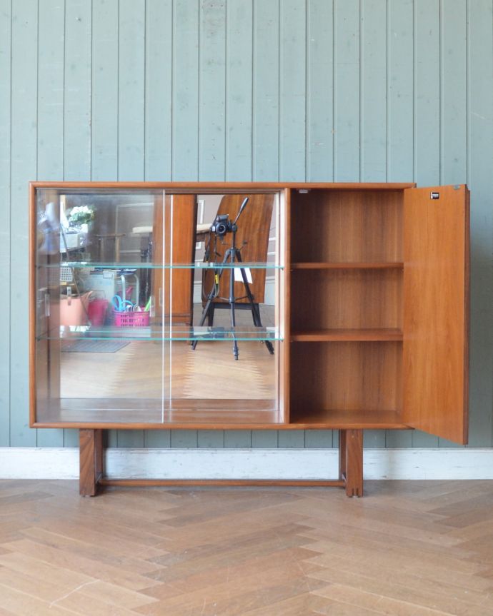 アンティークのキャビネット　アンティーク家具　イギリス輸入の北欧家具、ミラーバックのヴィンテージグラスキャビネット。棚板が付いているのできちんと整理整頓ができます。(x-947-f)