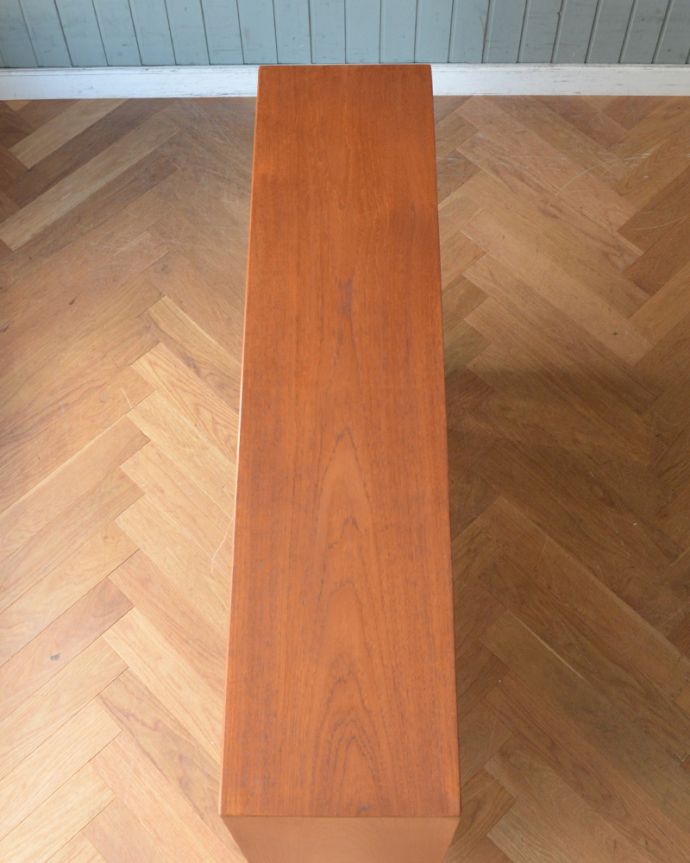 アンティークのキャビネット　アンティーク家具　イギリス輸入の北欧家具、ミラーバックのヴィンテージグラスキャビネット。天板もキレイに塗装を仕上げました。(x-947-f)