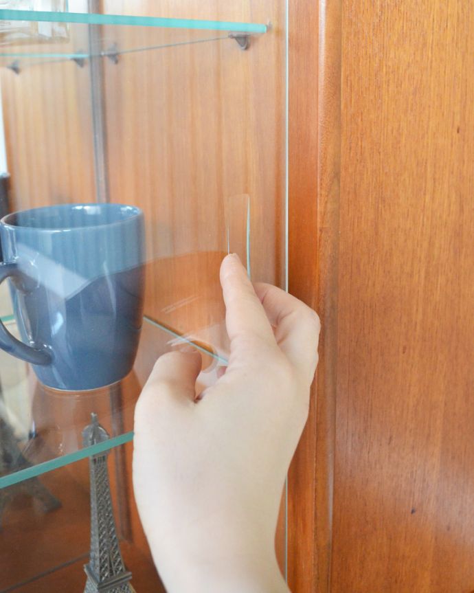 アンティークのキャビネット　アンティーク家具　イギリス輸入の北欧家具、ミラーバックのヴィンテージグラスキャビネット。ガラスの引き戸は、彫り取っ手になっています。(x-947-f)